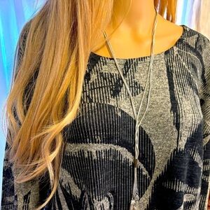 TOP LIGNE FIGURE FLATTERING FLOWY XL TOP IN BLACK AND GRAY